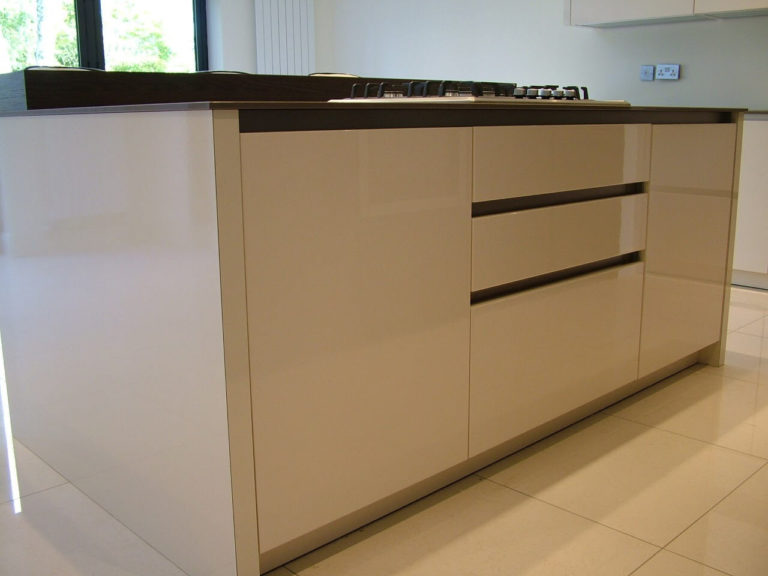 Gloss fitted kitchen units in basingstoke